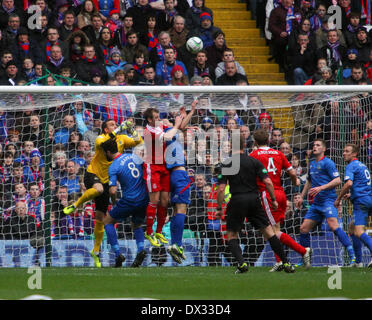 Glasgow, Ecosse. Mar 16, 2014. Goalmouth scramble des TIC au cours de la finale de la coupe de la ligue écossaise entre Aberdeen et Inverness Caledonian Thistle FC FC au Celtic Park. Aberdeen a gagné 4-2 sur les pénalités. Credit : Action Plus Sport/Alamy Live News Banque D'Images