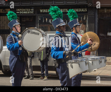 L'école secondaire multiethnique la fanfare de parade irlandais dans le quartier de Park Slope, Brooklyn Banque D'Images