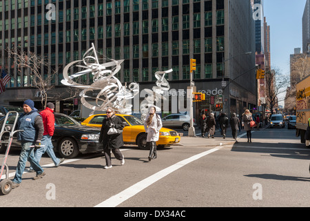 Alice Aycock's 'Paper Chase sur Park Avenue', est vu affichée sur le terre-plein central Park Avenue à New York Banque D'Images