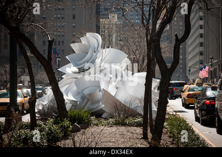 Alice Aycock's 'Paper Chase sur Park Avenue', est vu affichée sur le terre-plein central Park Avenue à New York Banque D'Images