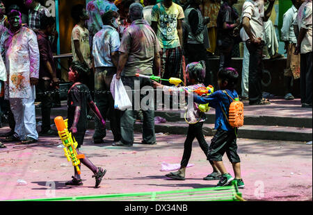 Jodhpur, Inde. Mar 17, 2014. Les enfants indiens jouent avec des jouets pendant la fête de Holi à Jodhpur, Inde du nord-est de l'état de Nagaland le lundi 17 mars 2014. Holi, aussi appelé le Festival des couleurs, est une fête hindoue observée en Inde qui marque l'arrivée du printemps. Credit : Caisii ZUMAPRESS.com/Alamy NurPhoto/MAO/Live News Banque D'Images