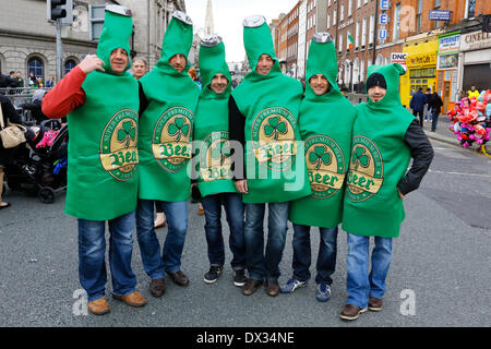 Dublin, Irlande. 17 mars 2014. Visiteurs français ont déguisés en bouteilles de bière. Des milliers de personnes étaient alignés le long des rues de Dublin, à regarder la ville en Saint Patrick's Day Parade. Cette année, le thème de la parade était 'LetÕs Faire l'histoire". Banque D'Images
