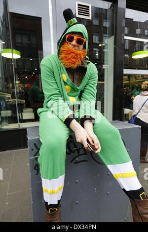 Dublin, Irlande. 17 mars 2014. Un mec est habillé comme un lutin. Des milliers de personnes étaient alignés le long des rues de Dublin, à regarder la ville en Saint Patrick's Day Parade. Cette année, le thème de la parade était 'LetÕs Faire l'histoire". Banque D'Images