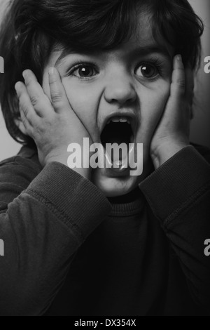 Portrait noir et blanc d'un enfant de 2 ans boy making faces Banque D'Images