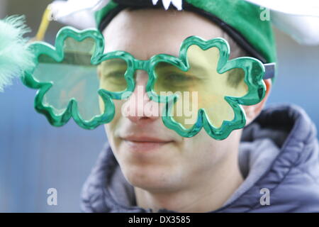 Dublin, Irlande. 17 mars 2014. Un syndicat porte des lunettes Shamrock. Des milliers de personnes étaient alignés le long des rues de Dublin, à regarder la ville en Saint Patrick's Day Parade. Cette année, le thème de la parade était 'LetÕs Faire l'histoire". Banque D'Images