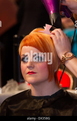 17 mars, 2014 de Blackpool. Fiona McConville au concours Coiffure Wintergardens. Hair & Beauty NW est la North West's grand salon de coiffure et de manifestation, un lieu pour des concours organisés par la Fédération de cheveux National (N.H.F). La Fédération des coiffeurs est une industrie qui regroupe les propriétaires de salon de coiffure dans le Royaume-Uni. © Banque D'Images