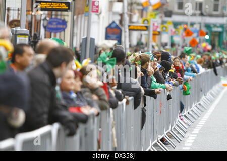Dublin, Irlande. 17 mars 2014. Des milliers de visiteurs ont fait la queue dans les rues de Dublin, à regarder défilé de la Saint-Patrick. Des milliers de personnes étaient alignés le long des rues de Dublin, à regarder la ville en Saint Patrick's Day Parade. Cette année, le thème de la parade était 'LetÕs Faire l'histoire". Banque D'Images