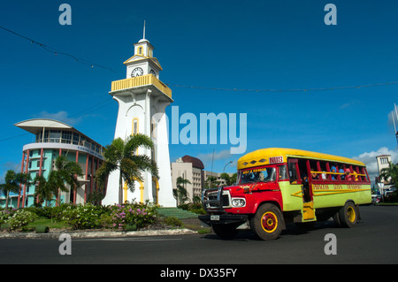 Tour de l'horloge, de la banque centrale et bus local scène de rue, centre ville, Apia, Samoa Banque D'Images