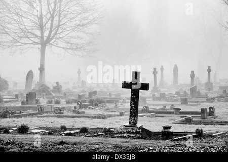 La pierre tombale dans le cimetière de brouillard à Banbury, Oxfordshire, Angleterre. Monochrome Banque D'Images