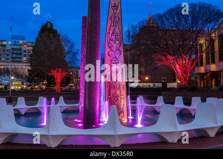 Centennial Square fontaine illuminée pour Noël.-Victoria, Colombie-Britannique, Canada. Banque D'Images