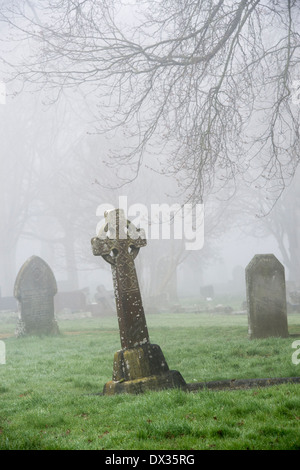 La pierre tombale dans le cimetière de brouillard à Banbury, Oxfordshire, Angleterre. Banque D'Images