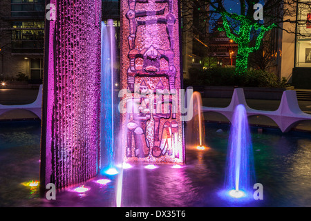 Centennial Square fontaine illuminée pour Noël.-Victoria, Colombie-Britannique, Canada. Banque D'Images