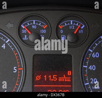 Vue sur le tableau de bord dans une voiture Banque D'Images