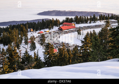 Les nuages au-dessus de la montagne lors d'une inversion de température, le parc provincial du mont Seymour, N. Vancouver, Colombie-Britannique, Canada Banque D'Images