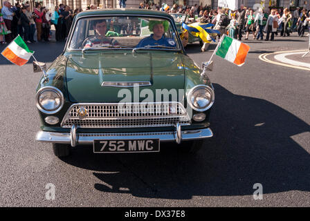 Waterloo Place, London, UK, 16 mars 2014 - L'édition de son défilé annuel de la St-Patrick a eu lieu en plein soleil devant des milliers de gens qui bordaient la route. Un vintage Ford Consul prend part au défilé. Crédit : Stephen Chung/Alamy Live News Banque D'Images