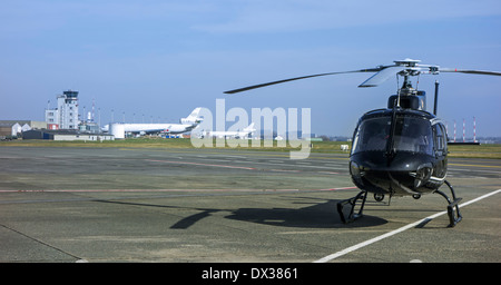 L'hélicoptère et l'Aéroport International d'Ostende-bruges / Internationale Luchthaven, Bruges-ostende à Belgique Banque D'Images