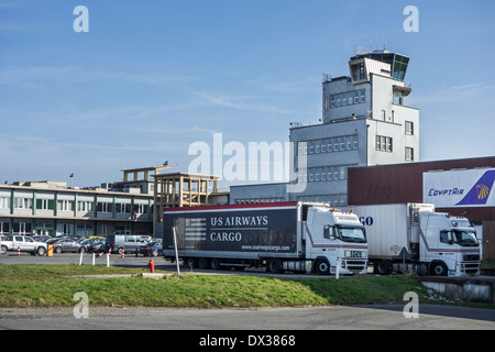 Les camions de marchandises en face de l'Aéroport International d'Ostende-bruges / Internationale Luchthaven, Bruges-ostende à Belgique Banque D'Images