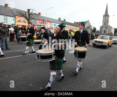 Girl batteur du tuyau dans la banque Corduff St Patricks Day Parade dans le comté de Monaghan Irlande Carrickmacross Banque D'Images