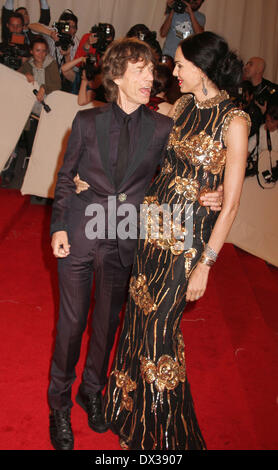 PIX FICHIER : Fashion designer L'Wren Scott, partenaire de Mick Jagger, a été trouvé mort à son domicile de New York à un suicide apparent. PHOTO : May 2, 2011 - New York, New York, États-Unis - le chanteur Mick Jagger et l'WREN SCOTT assister à la 'Alexander McQueen - Savage Beauty' Costume Institute Gala au Metropolitan Museum of Art/Kaszerman Crédit : Nancy ZUMAPRESS.com/Alamy Live News Banque D'Images