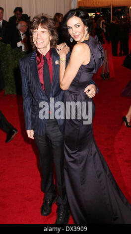 PIX FICHIER : Fashion designer L'Wren Scott, partenaire de Mick Jagger, a été trouvé mort à son domicile de New York à un suicide apparent. PHOTO : May 7, 2012 - New York, New York, États-Unis - le chanteur Mick Jagger et créateur L'WREN SCOTT assister à la 'Schiaparelli et Prada : Impossible Conversations' Costume Institute gala tenu à la .Metropolitan Museum of Art. Crédit : Nancy Kaszerman ZUMAPRESS.com/Alamy/Live News Banque D'Images