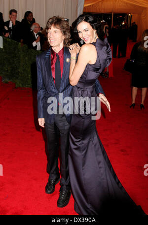 PIX FICHIER : Fashion designer L'Wren Scott, partenaire de Mick Jagger, a été trouvé mort à son domicile de New York à un suicide apparent. PHOTO : May 7, 2012 - New York, New York, États-Unis - le chanteur Mick Jagger et créateur L'WREN SCOTT assister à la 'Schiaparelli et Prada : Impossible Conversations' Costume Institute gala tenu à la .Metropolitan Museum of Art. Crédit : Nancy Kaszerman ZUMAPRESS.com/Alamy/Live News Banque D'Images