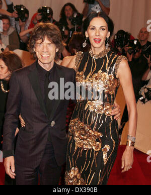 PIX FICHIER : Fashion designer L'Wren Scott, partenaire de Mick Jagger, a été trouvé mort à son domicile de New York à un suicide apparent. PHOTO : May 2, 2011 - New York, New York, États-Unis - le chanteur Mick Jagger et l'WREN SCOTT assister à la 'Alexander McQueen - Savage Beauty' Costume Institute Gala au Metropolitan Museum of Art/Kaszerman Crédit : Nancy ZUMAPRESS.com/Alamy Live News Banque D'Images