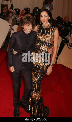 PIX FICHIER : Fashion designer L'Wren Scott, partenaire de Mick Jagger, a été trouvé mort à son domicile de New York à un suicide apparent. PHOTO : May 2, 2011 - New York, New York, États-Unis - le chanteur Mick Jagger et l'WREN SCOTT assister à la 'Alexander McQueen - Savage Beauty' Costume Institute Gala au Metropolitan Museum of Art/Kaszerman Crédit : Nancy ZUMAPRESS.com/Alamy Live News Banque D'Images