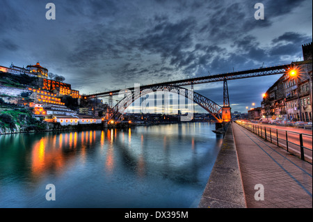 Pont Dom Luis sur la rivière Douro à Porto Portugal Banque D'Images