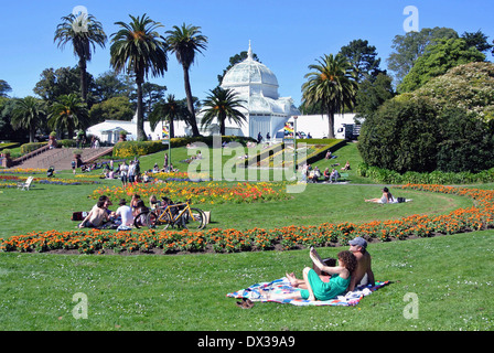 Couple se détend au conservatoire de fleurs dans le parc du Golden Gate San Francisco Banque D'Images