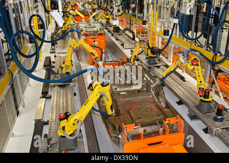 Robots dans le soubassement de l'étanchéité et revêtement de pont à gare de l'atelier de peinture de Chrysler's Sterling Heights Usine de montage. Banque D'Images