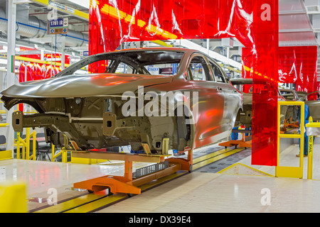 Sterling Heights, Michigan - La Chrysler 200 dans l'atelier de peinture de Chrysler's Sterling Heights Usine de montage. Banque D'Images