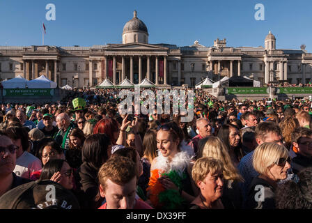 Trafalgar Square, Londres, Royaume-Uni, 16 mars 2014 - des milliers de personnes se rassemblent sur la place pour célébrer la Saint-Patrick. Crédit : Stephen Chung/Alamy Live News Banque D'Images