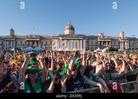 Trafalgar Square, Londres, Royaume-Uni, 16 mars 2014 - des milliers de personnes se rassemblent sur la place pour célébrer la Saint-Patrick agitant leurs mains ensemble au cours d'une performance sur scène. Crédit : Stephen Chung/Alamy Live News Banque D'Images