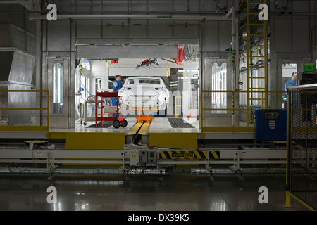 Un travailleur dans l'atelier de peinture de Chrysler's Sterling Heights Usine de montage. Banque D'Images