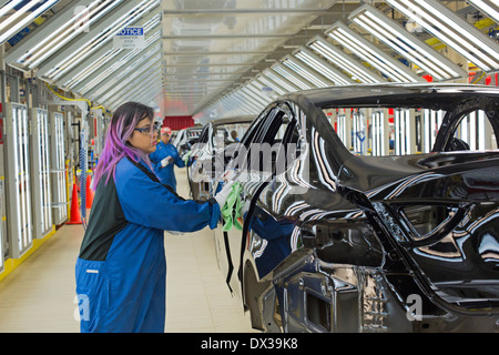 Un travailleur sur l'examen final de la ligne de peinture l'atelier de peinture de Chrysler's Sterling Heights Usine de montage. Banque D'Images