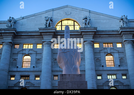 Sculpture DODJI est resté à la cave aussi connu sous le doigt du milieu par Maurizio Cattelan, sur la place d'affaires à l'extérieur de la Bourse de Milan Banque D'Images