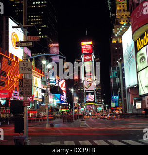 Phares sur Broadway et Times Square la nuit à Midtown Manhattan, New York City, New York, USA Banque D'Images