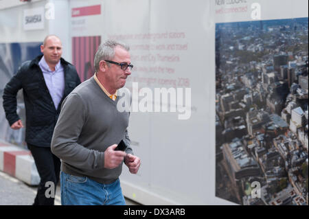 Old Bailey, London, UK. 17 mars 2014. Ted Terry (père de footballeur John Terry) quitte la cour après avoir assisté à l'Old Bailey pour avoir prétendument prenant part à une attaque raciste Street à Londres. Sur la photo de gauche à droite : Stephen Niland, Ted Terry. Credit : Lee Thomas/Alamy Live News Banque D'Images