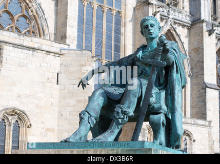 Statue de l'empereur romain Constantin le Grand à l'extérieur de la cathédrale de York, England, UK Banque D'Images