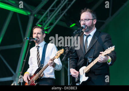 Trafalgar Square, Londres, Royaume-Uni, 16 mars 2014. La scène principale du festival a accueilli des performances d'une variété d'actes célébrant la musique irlandaise et de la culture. Sur la photo, le Late Late Show Band. Crédit : Stephen Chung/Alamy Live News Banque D'Images