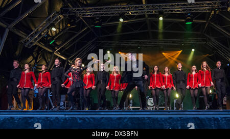 Trafalgar Square, Londres, Royaume-Uni, 16 mars 2014. La scène principale du festival a accueilli des performances d'une variété d'actes célébrant la musique irlandaise et de la culture. Sur la photo, les danseurs de Riverdance, effectuer le 20e anniversaire. Crédit : Stephen Chung/Alamy Live News Banque D'Images