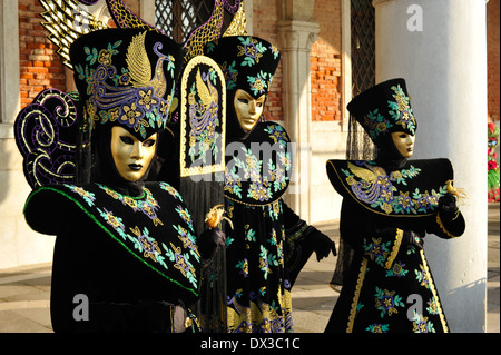 Revelers dans la place St Marc au cours de Carnaval de Venise Banque D'Images