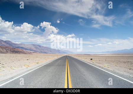 Death Valley National Park, California, USA-Août 3,2012:road dans le désert Banque D'Images