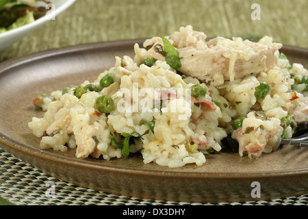 Risotto au poulet et bacon sur une plaque de faïence marron Banque D'Images