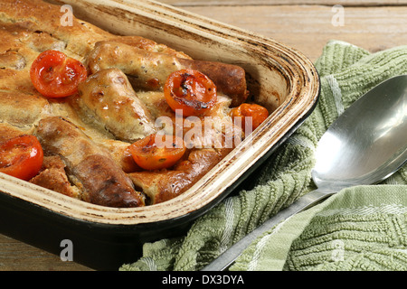 Plat de crapaud fait maison dans le trou de la pâte de saucisse Banque D'Images