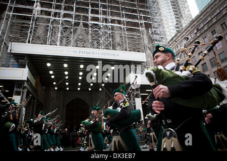 New York, USA. Mar 17, 2014. Bagpippers en mars défilé de la Saint-Patrick, le lundi 17 mars 2014 à New York. La Cathédrale St Patrick, Centre, est enveloppé d'échafaudages pour rénovations. Photo par Yeong-Ung Yeong-Ung Crédit : Yang Yang/Alamy Live News Banque D'Images