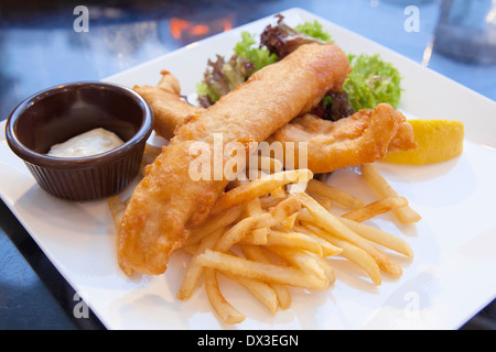 Plus de poisson et frites salade de laitue avec sauce tartare closeup Banque D'Images