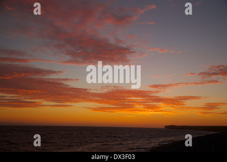 Nuages rouges au-dessus de la mer au coucher du soleil Aberthaw, Welsh côte protégée, Vale of Glamorgan, Pays de Galles, UK, UE,. Banque D'Images