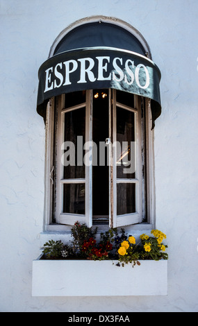 Un auvent de fenêtre annonce espresso à un charmant café-restaurant dans la ville historique de Sonoma, une destination touristique populaire dans le centre de la Californie, USA. Banque D'Images