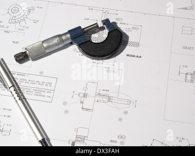 Une image montrant des stylos et d'un micromètre de précision pour des mesures d'ingénierie Banque D'Images